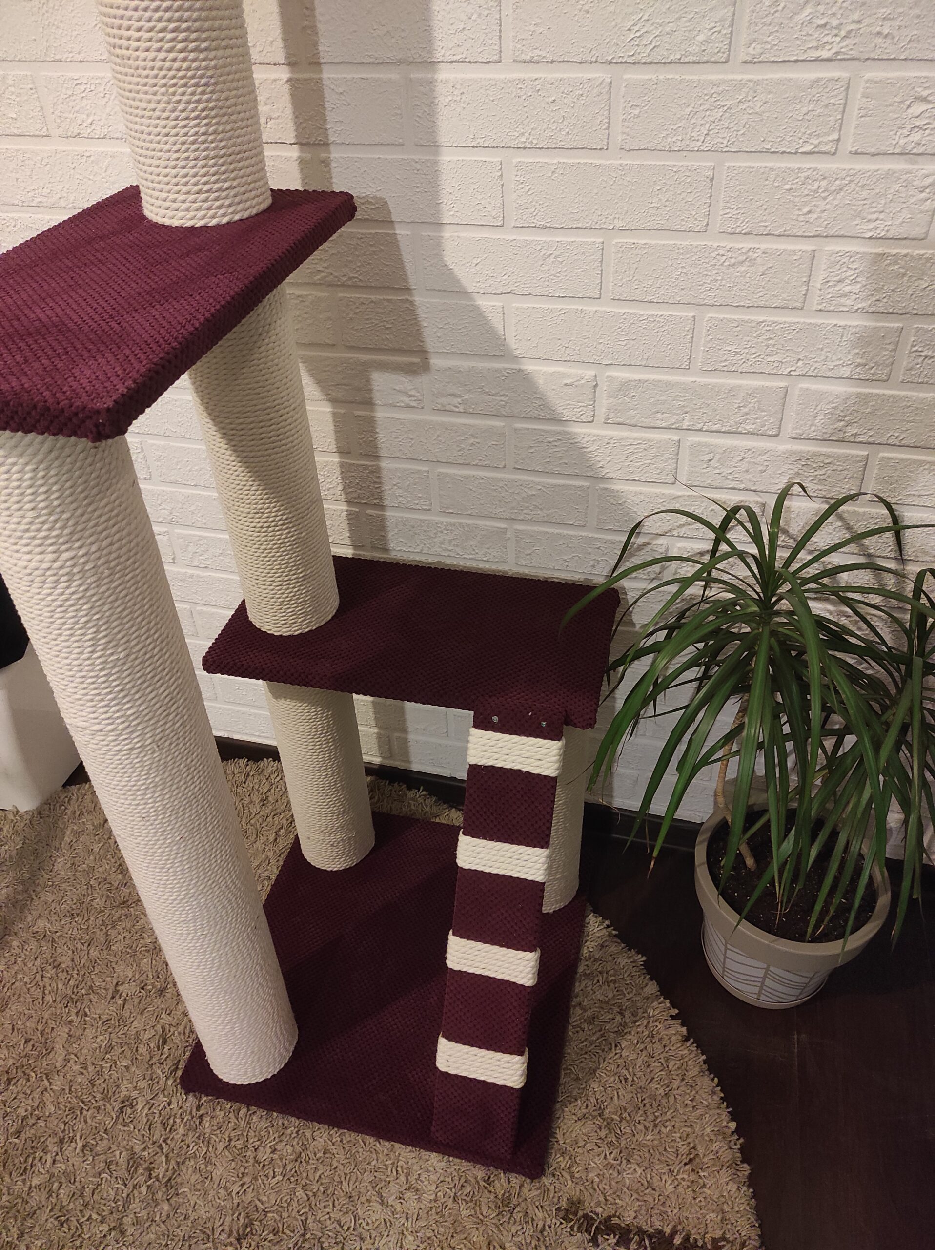 Trzypiętrowy zestaw zabawowy – pazur z półkami i legowiskiem dla kotów, wykonany z białej liny, 165*55*55 cm - obrazek 4