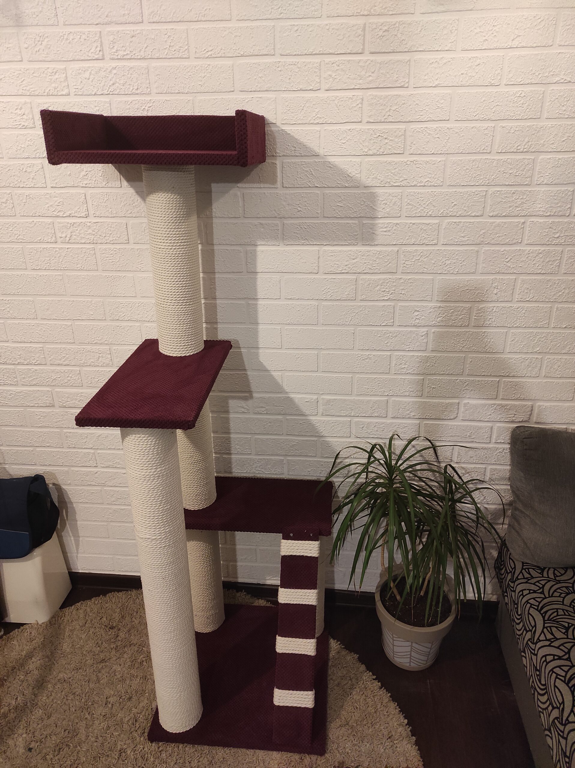 Trzypiętrowy zestaw zabawowy – pazur z półkami i legowiskiem dla kotów, wykonany z białej liny, 165*55*55 cm - obrazek 3