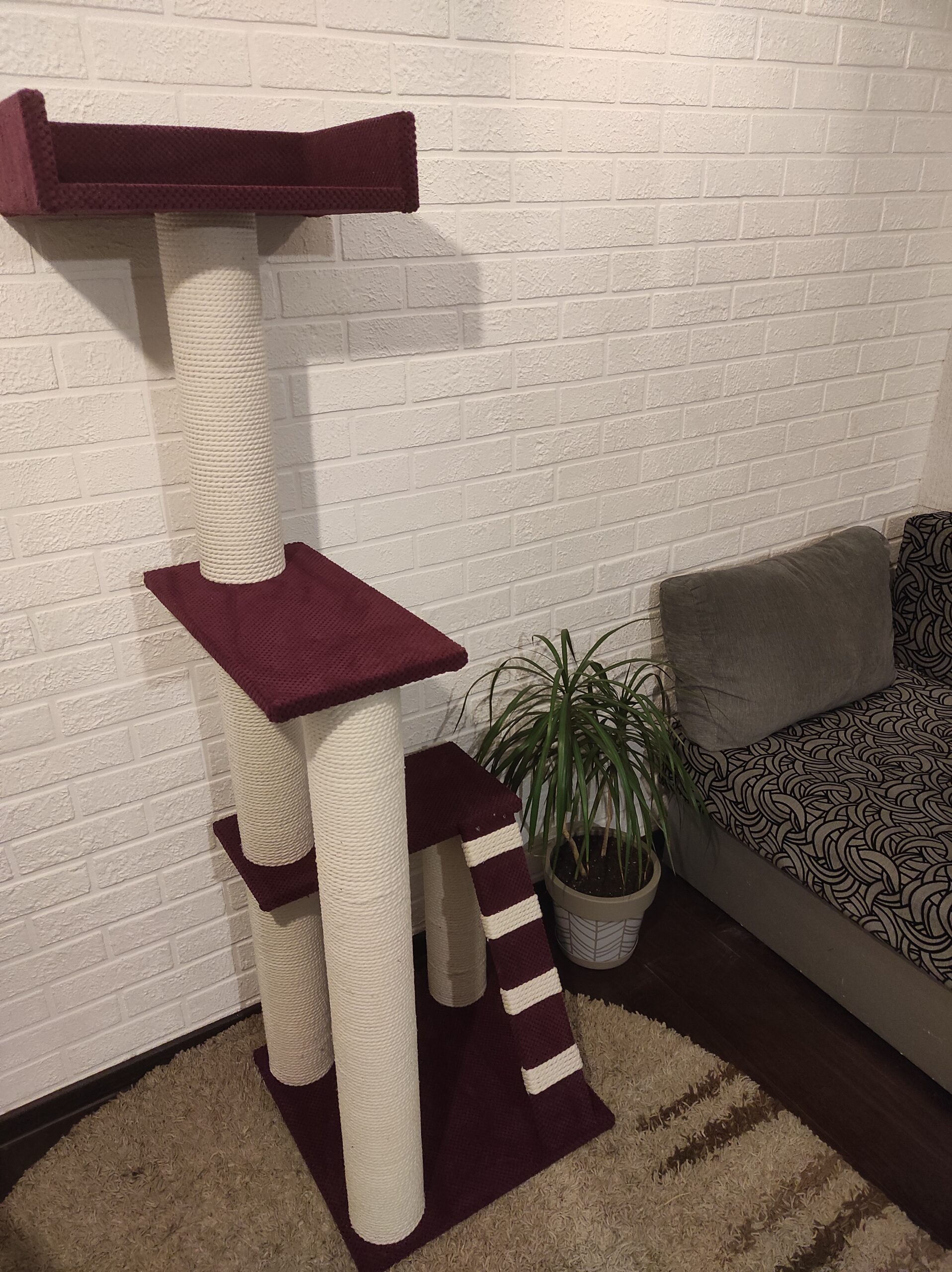 Trzypiętrowy zestaw zabawowy – pazur z półkami i legowiskiem dla kotów, wykonany z białej liny, 165*55*55 cm - obrazek 2