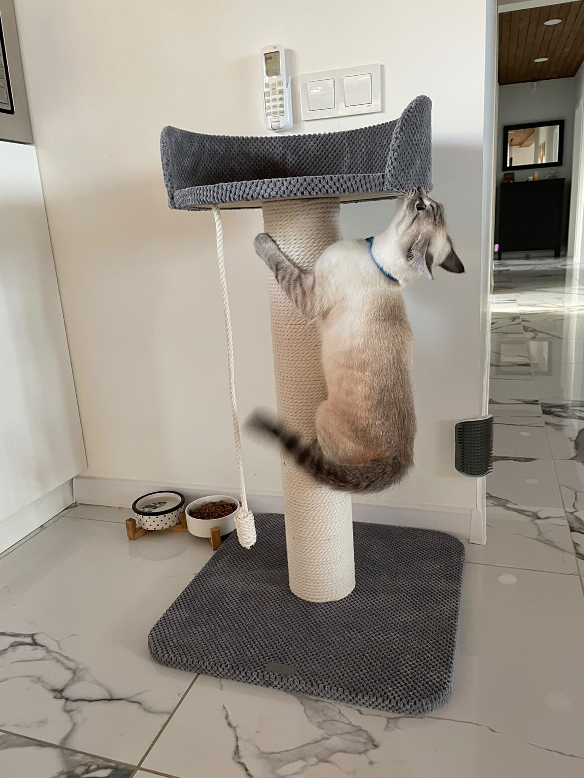 Drapak "Bonia" z okrągłym słupkiem, drapak z legowiskiem dla kota, wykonany z białej liny, 90*50*50cm - obrazek 2