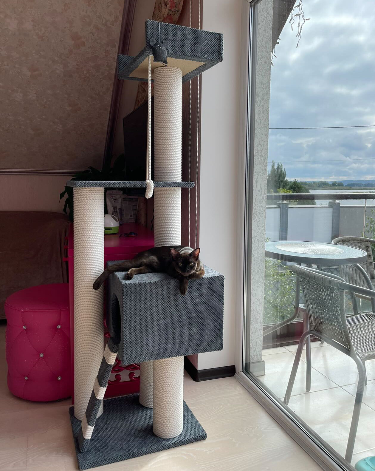 Trzypiętrowy kompleks na nóżkach z domkiem, z kanapą, wykonany z białej liny bawełnianej, 165 cm - obrazek 3