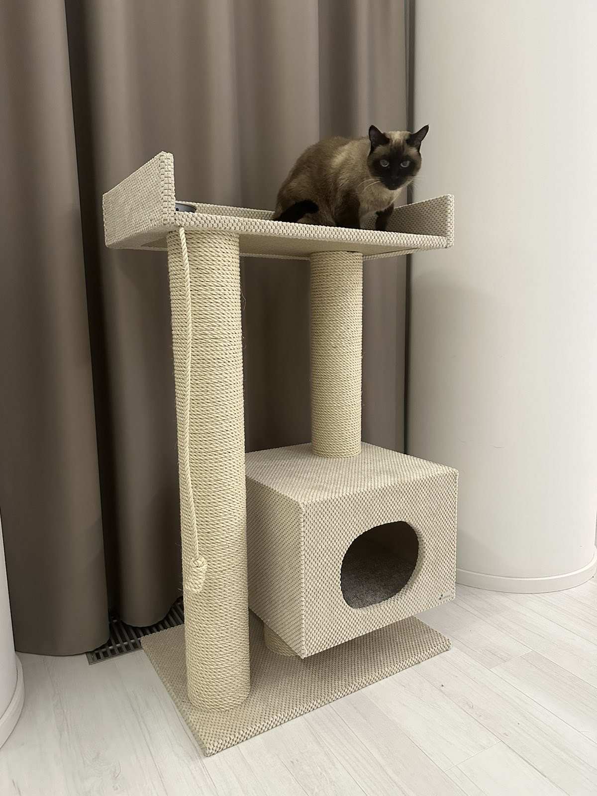 Domek dla kota z kanapą "Mriya", zestaw zabawowy pazur, wykonany z sizalu, 100*60*40cm - obrazek 2