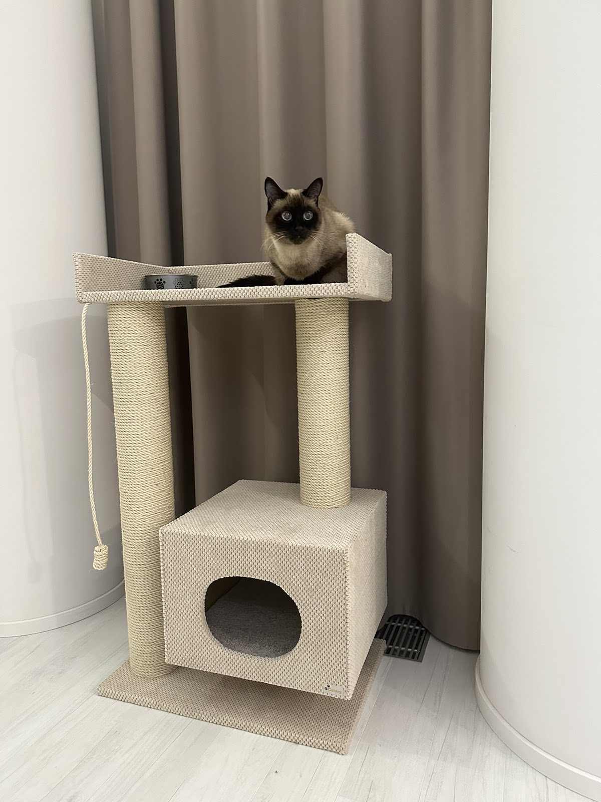 Domek dla kota z kanapą "Mriya", zestaw zabawowy pazur, wykonany z sizalu, 100*60*40cm - obrazek 3