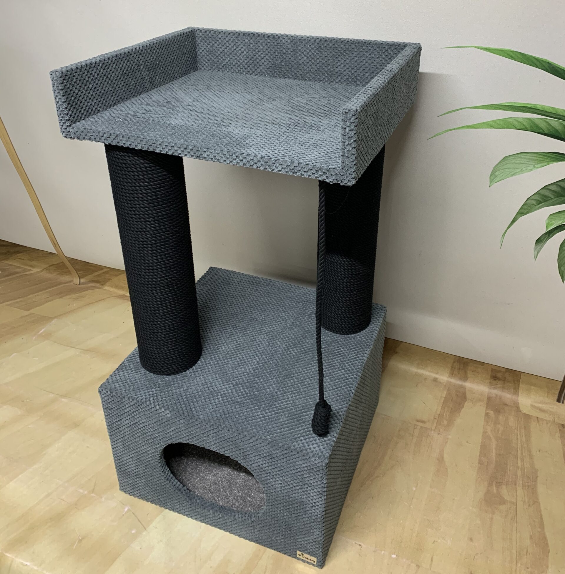 Domek z łapką dla kota "Palmira 90", z legowiskiem i zabawką, wykonany z czarnej liny, 90*45*45cm