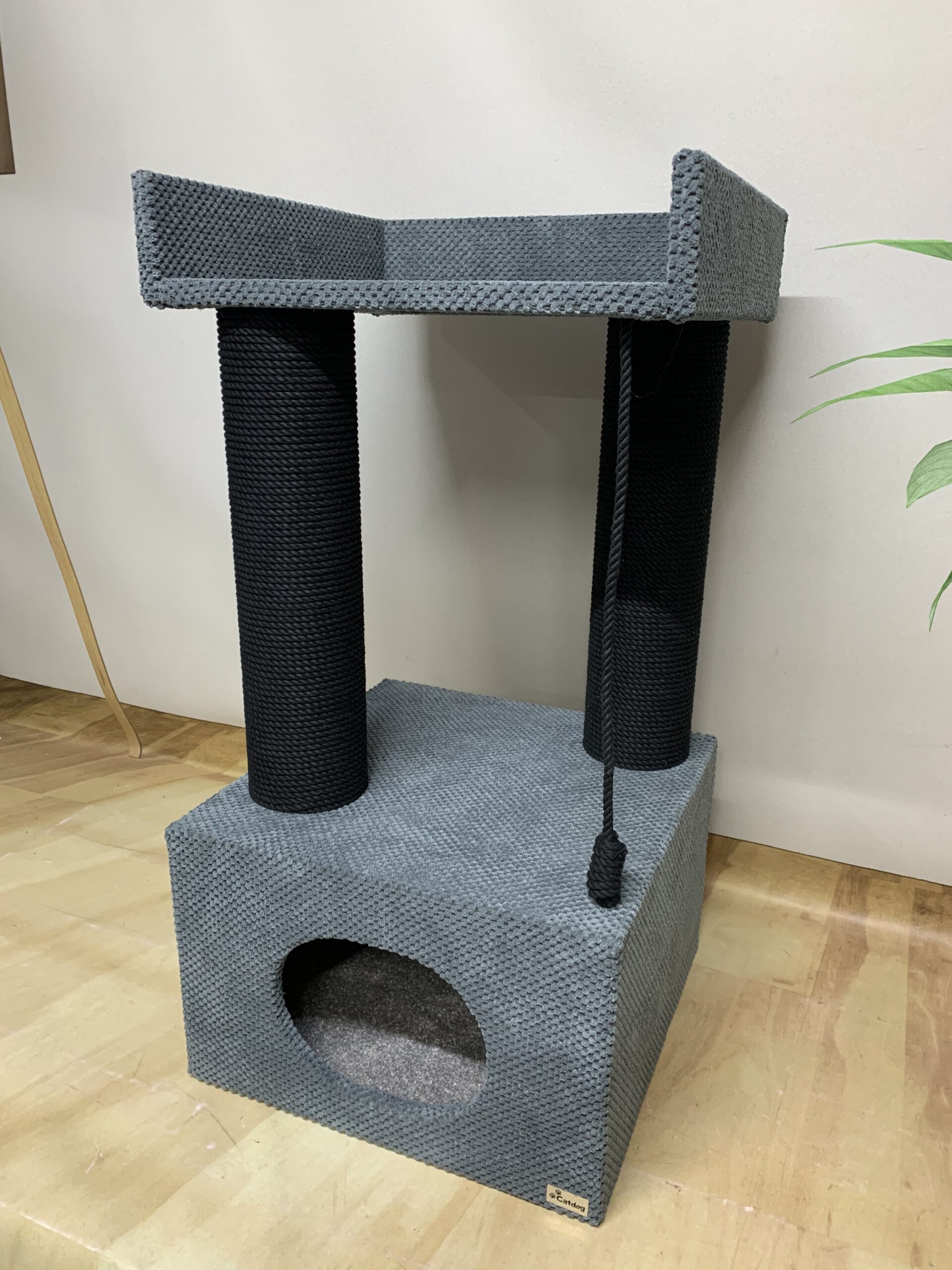 Domek z łapką dla kota "Palmira 90", z legowiskiem i zabawką, wykonany z czarnej liny, 90*45*45cm - obrazek 4