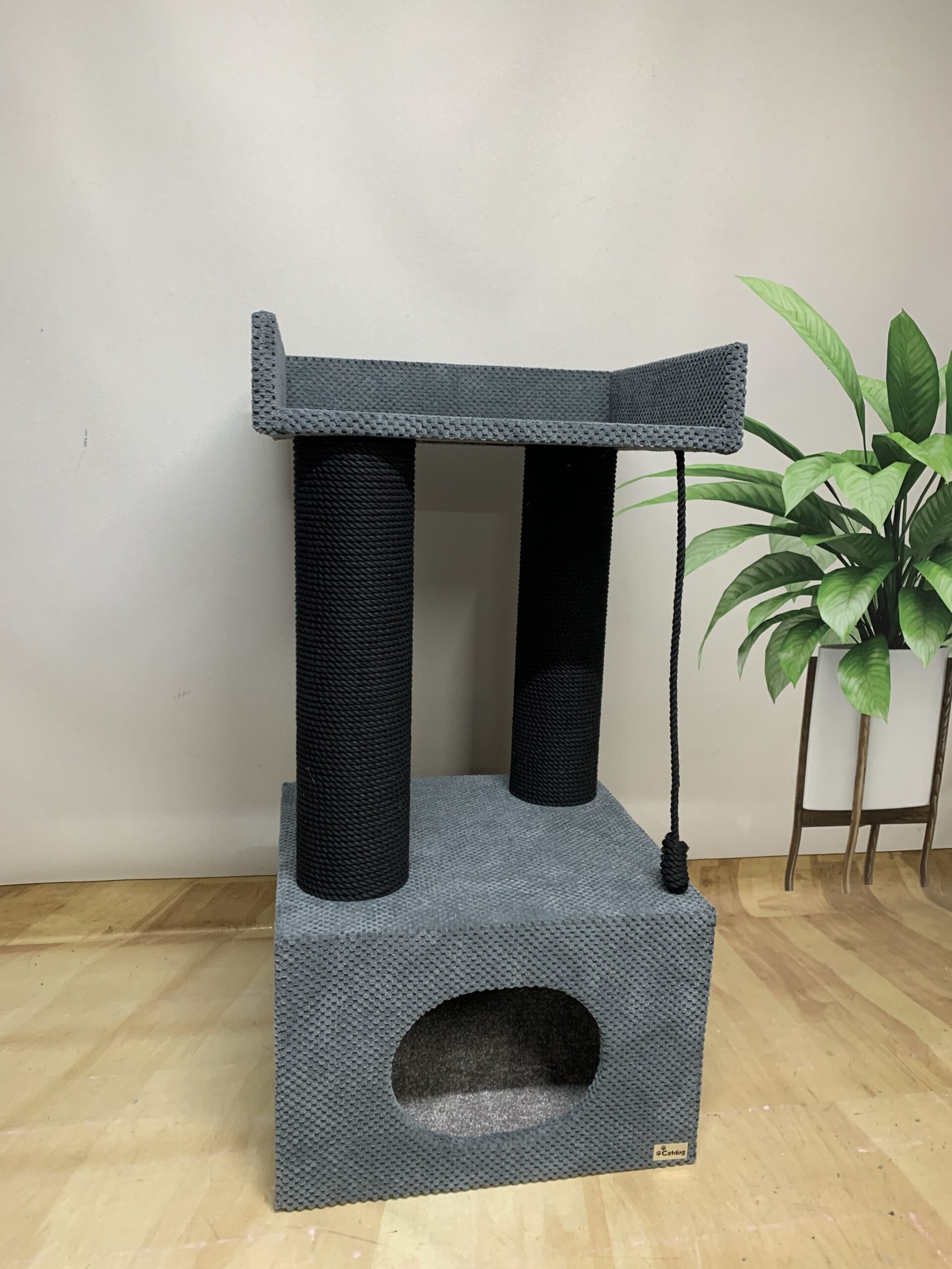 Domek z łapką dla kota "Palmira 90", z legowiskiem i zabawką, wykonany z czarnej liny, 90*45*45cm - obrazek 2