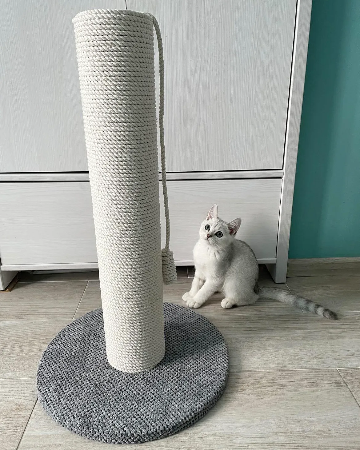 Drapak dla kota, okrągły, wykonany z białej liny 65/80/100 cm - obrazek 4