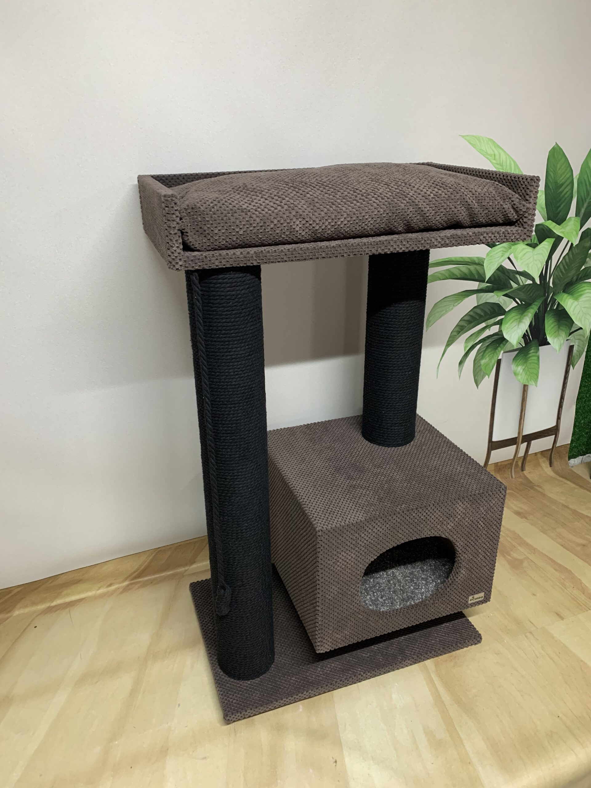 Domek dla kota z kanapą "Mriya", pazur z zestawu zabawowego, wykonany z czarnej liny, 100*60*40cm - obrazek 2