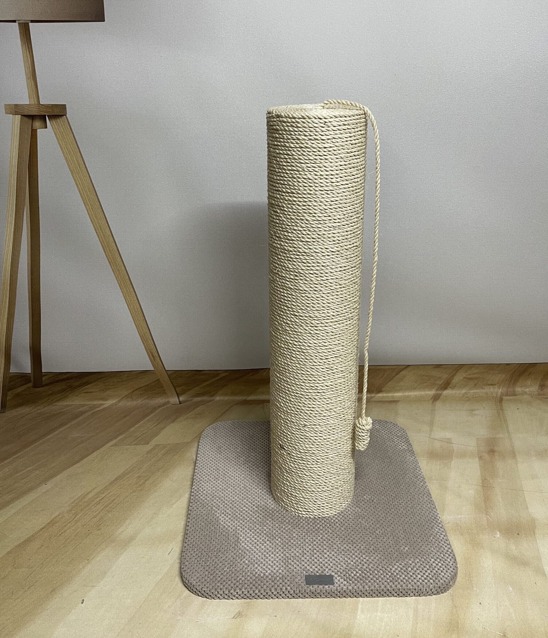 Drapak dla kota "Giant", okrągły słupek, średnica 17,5 cm, sznur sizalowy 80/100 cm - obrazek 2