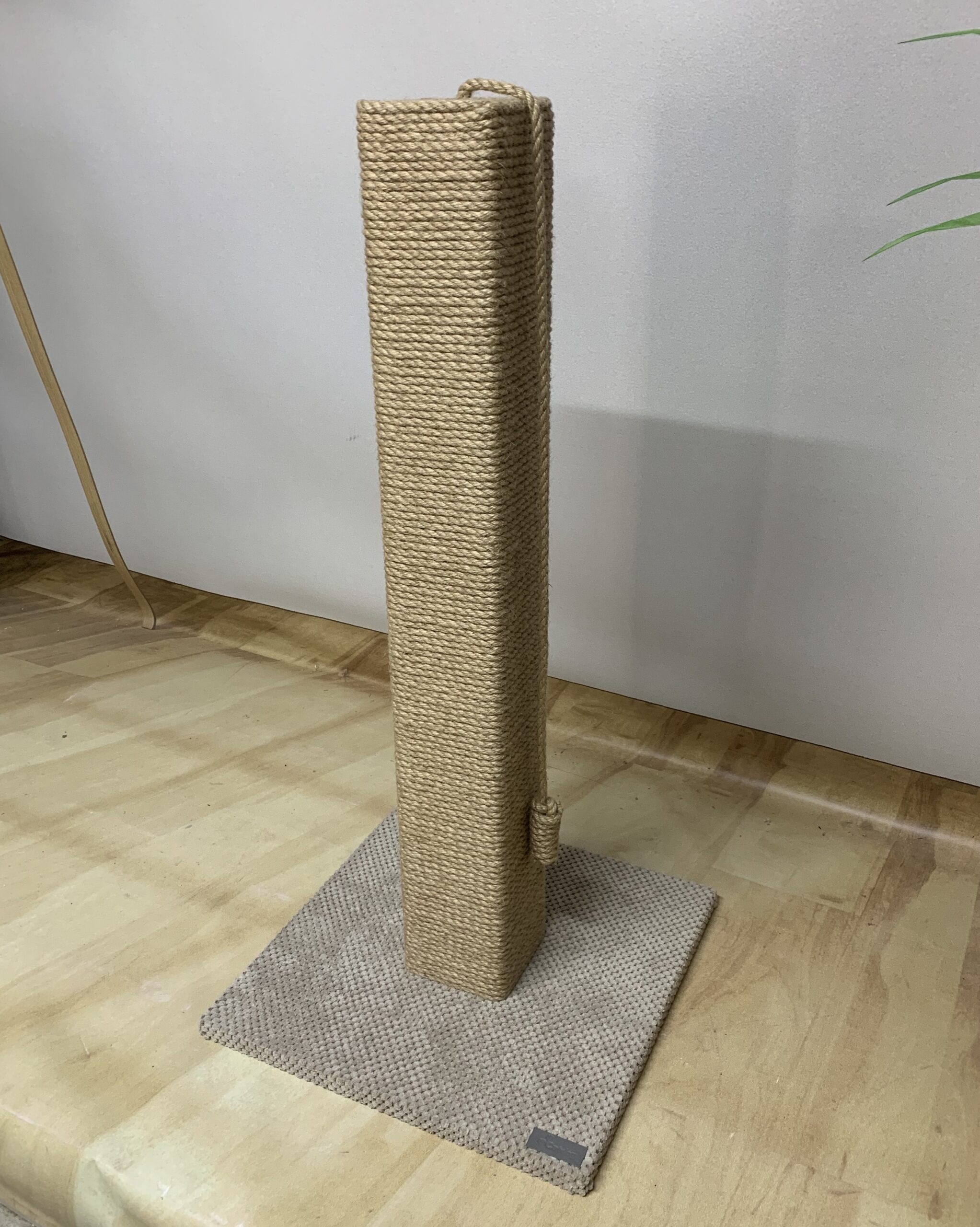 Słupek - kwadratowy pazur, drapak dla kota z zabawką, wykonany z juty, 65/80/100 cm - obrazek 3