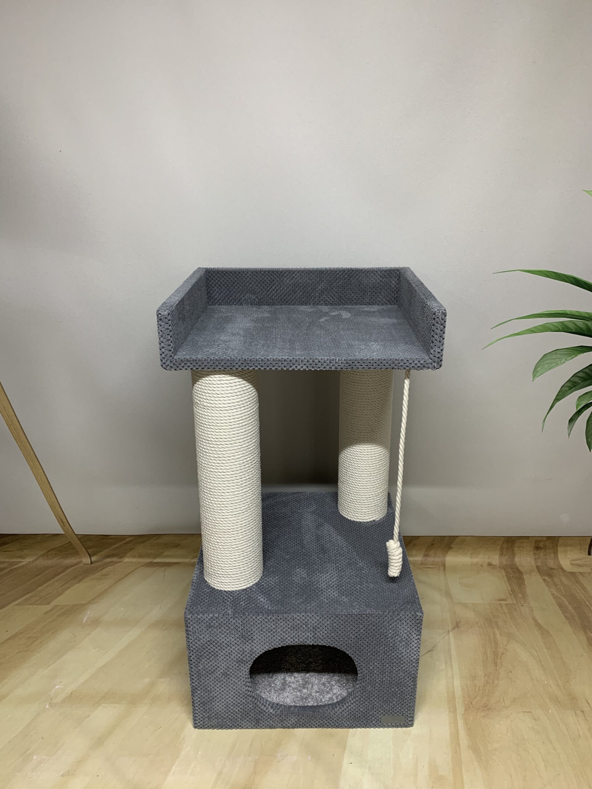 Domek z łapką dla kota "Palmira 90", z legowiskiem i zabawką, wykonany z białej liny, 90*45*45cm - obrazek 2