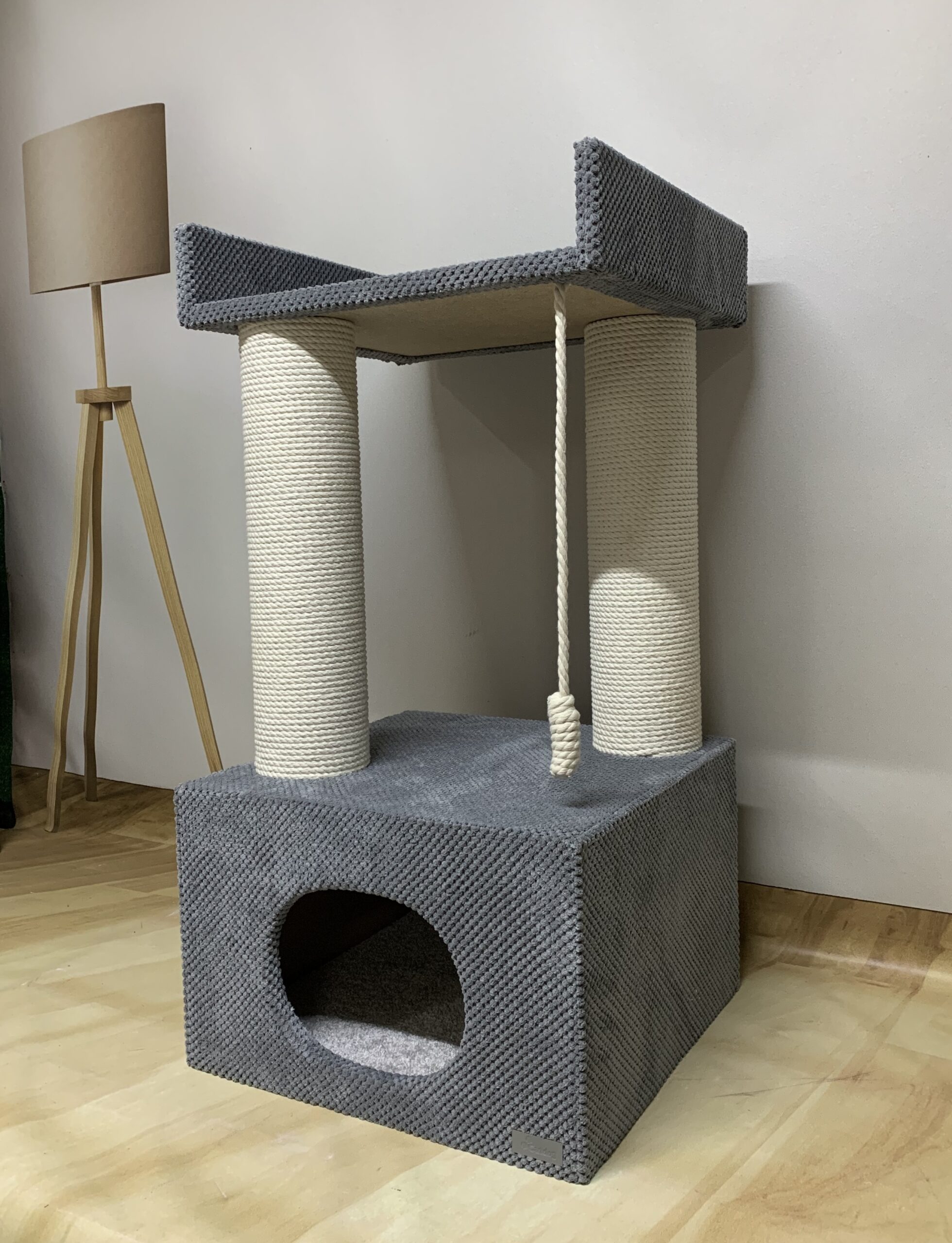 Domek z łapką dla kota "Palmira 90", z legowiskiem i zabawką, wykonany z białej liny, 90*45*45cm - obrazek 3