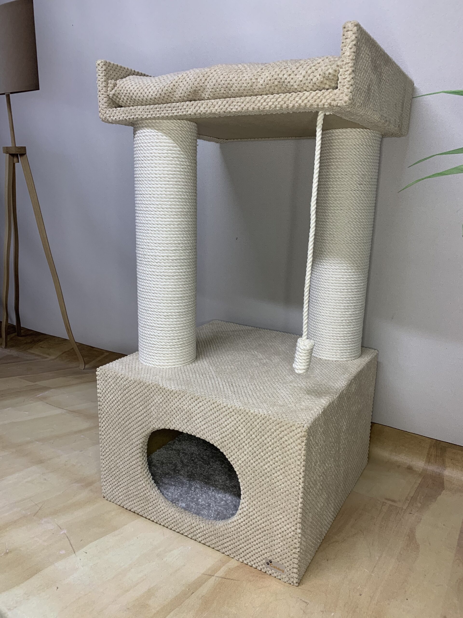 Domek z łapką dla kota "Palmira 90", z legowiskiem i zabawką, wykonany z białej liny, 90*45*45cm - obrazek 5