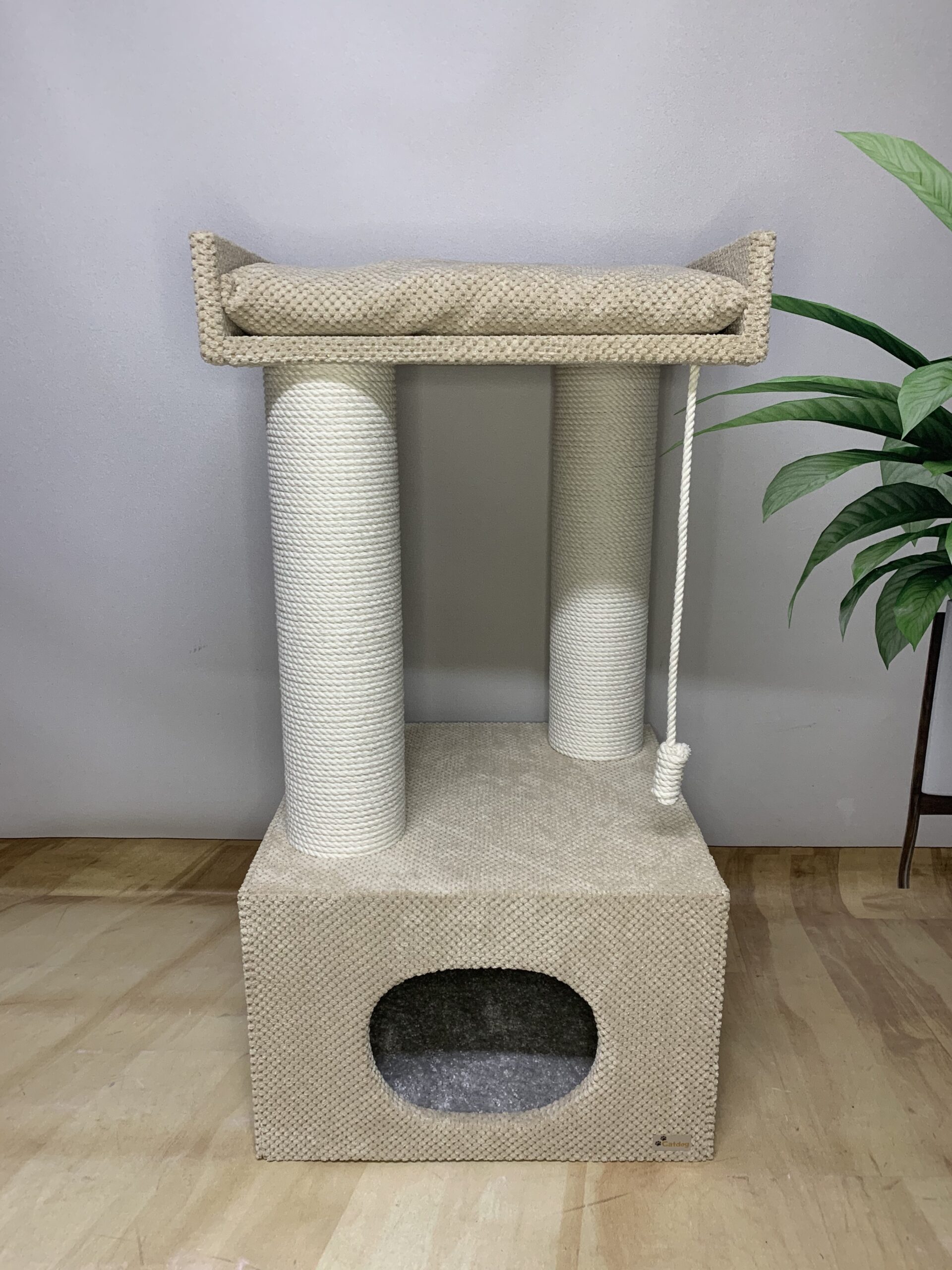 Domek z łapką dla kota "Palmira 90", z legowiskiem i zabawką, wykonany z białej liny, 90*45*45cm - obrazek 4