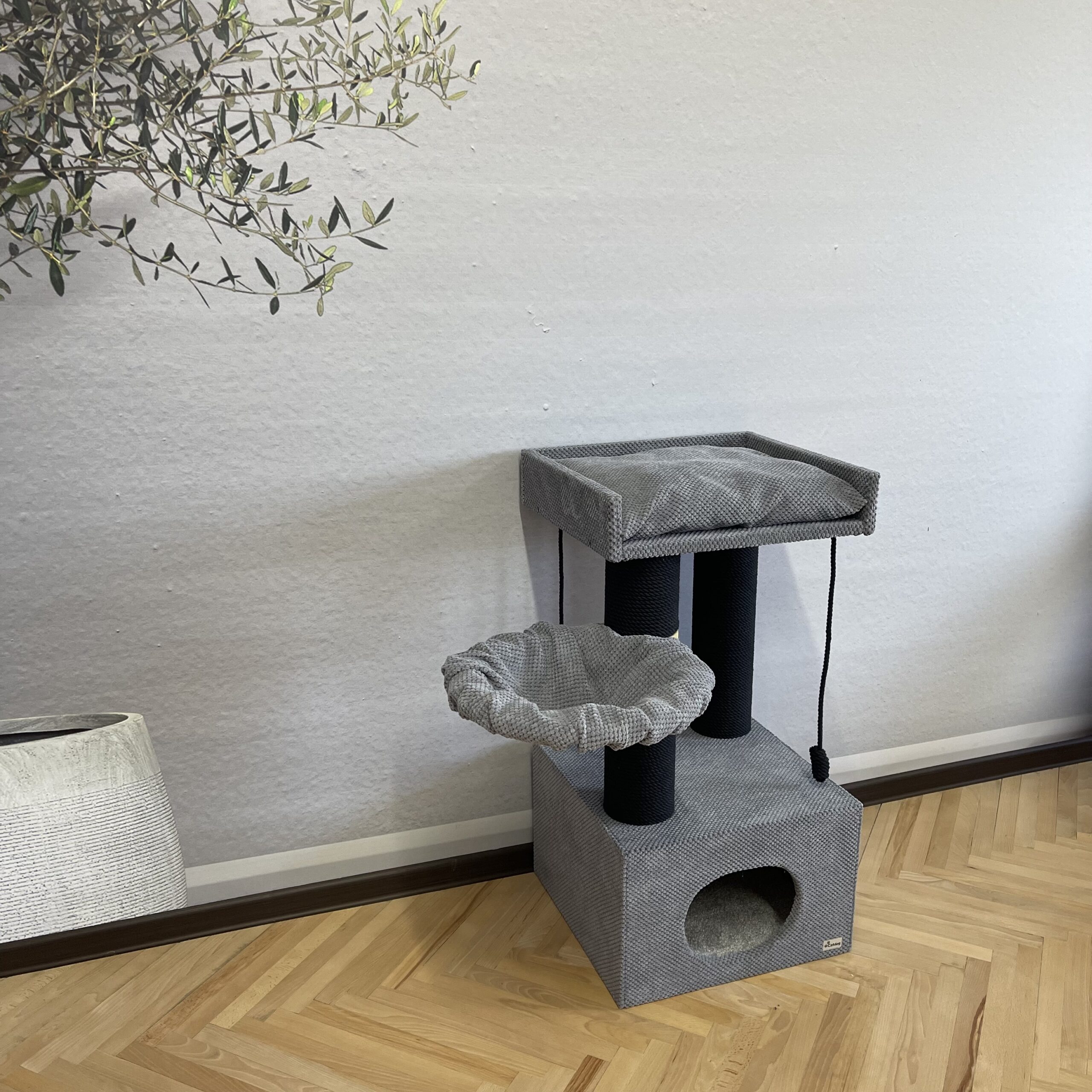 Domek z łapką dla kota "Palmira 90", z legowiskiem, hamakiem, zabawką, wykonany z czarnej liny, 90*45*45 cm - obrazek 4