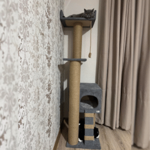 Domek trzypiętrowy na nóżkach z kanapą, 165 cm